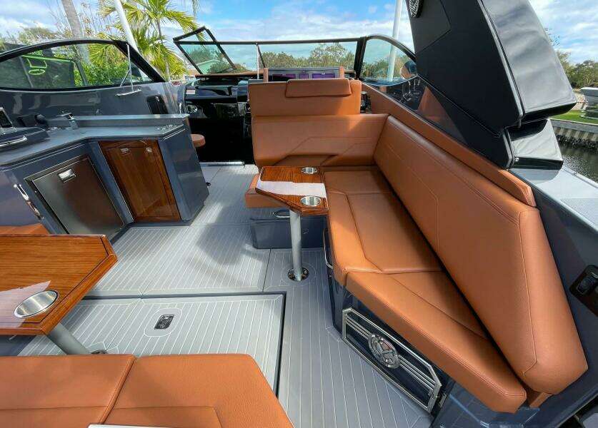 Cruisers Yachts 38 GLS -