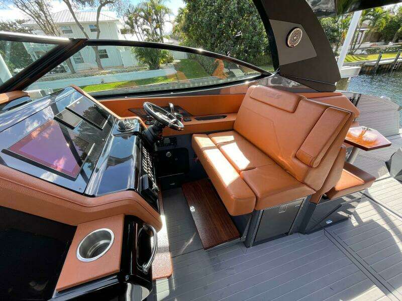 Cruisers Yachts 38 GLS -