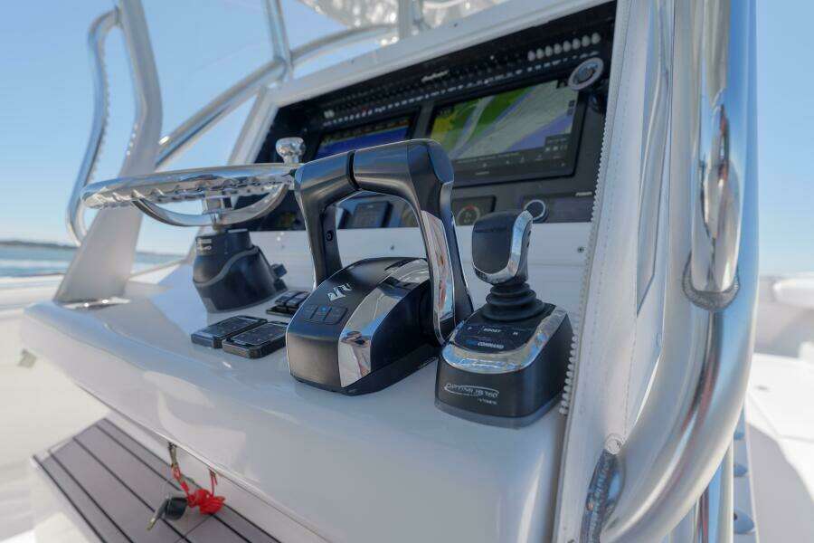 SeaHunter 38 Reel Escape- Helm