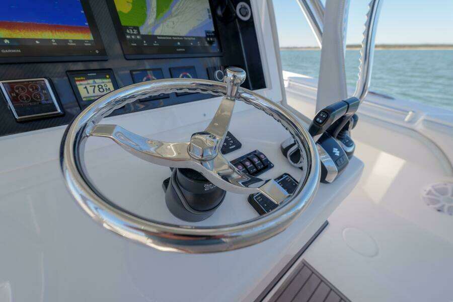 SeaHunter 38 Reel Escape- Helm