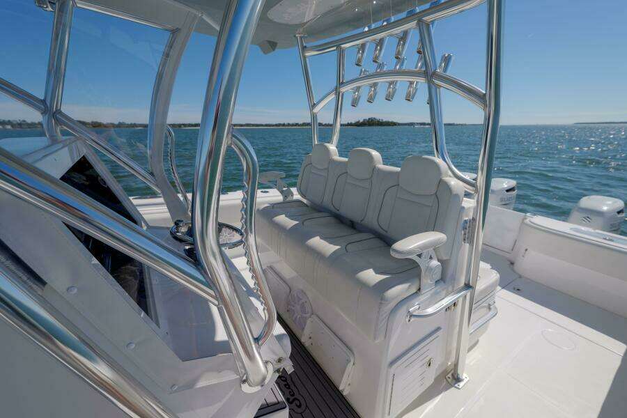 SeaHunter 38 Reel Escape- Helm Seating