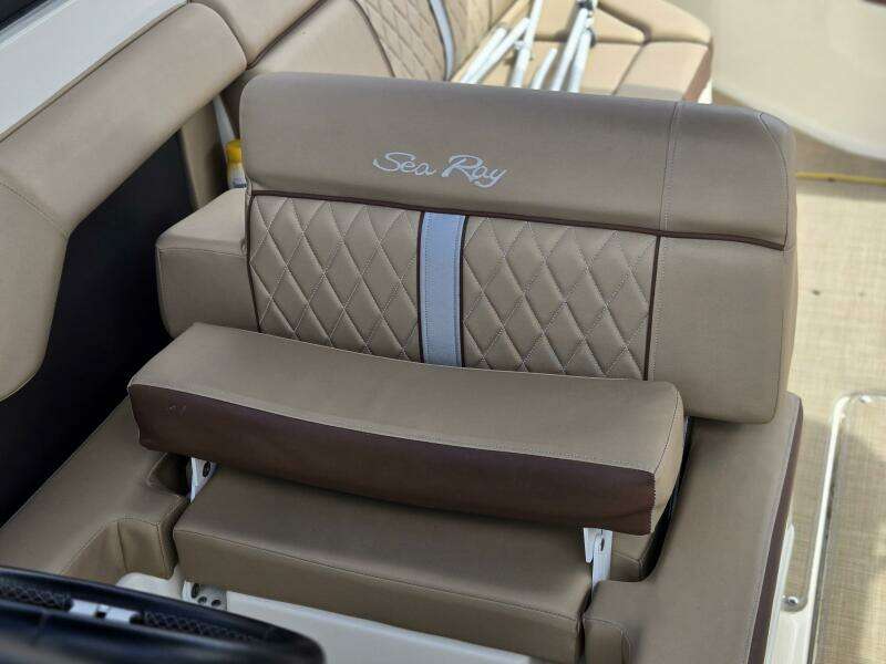 2016 Sea Ray 270 Sundeck