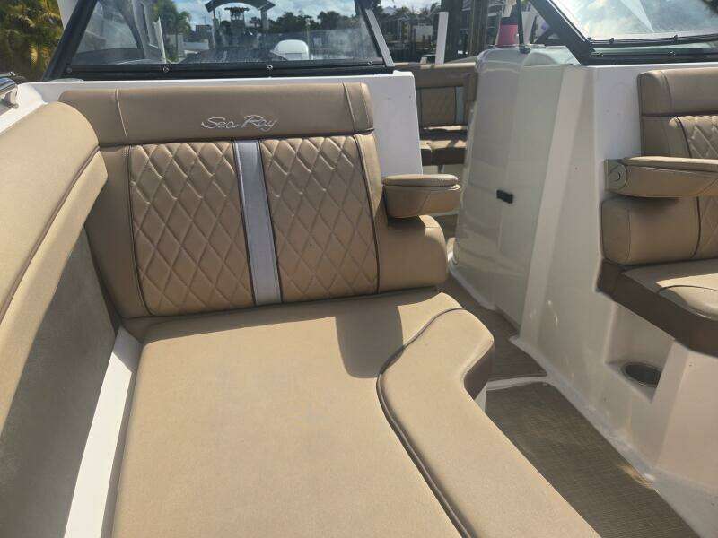 2016 Sea Ray 270 Sundeck