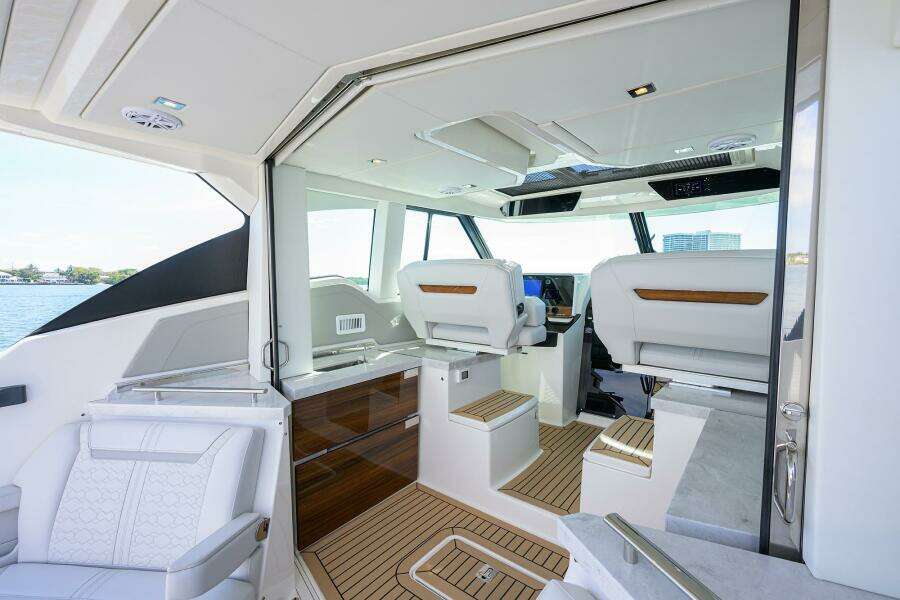 Tiara 43 Mid Cockpit 