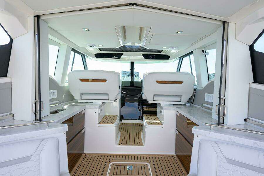 Tiara 43 Mid Cockpit 