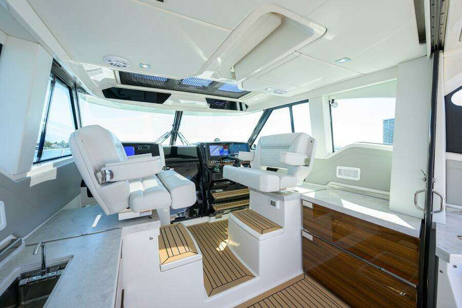 Tiara 43 Mid Cockpit Seating