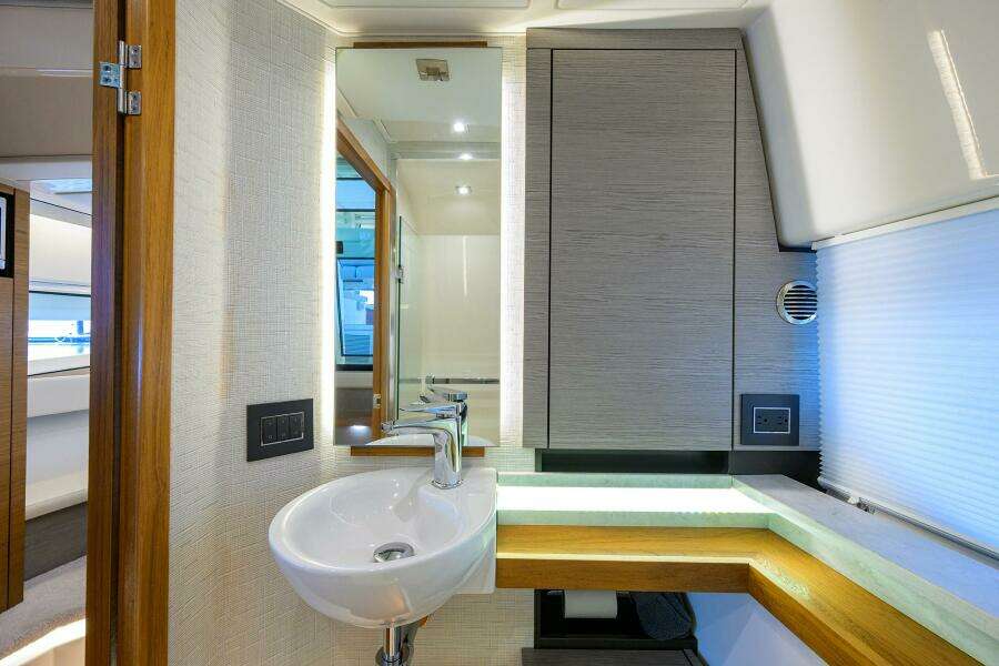 Tiara 43 - Interior Cabin Head