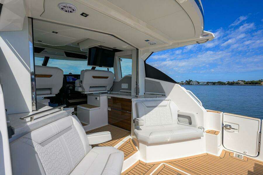 Tiara 43 - Aft Deck Seating