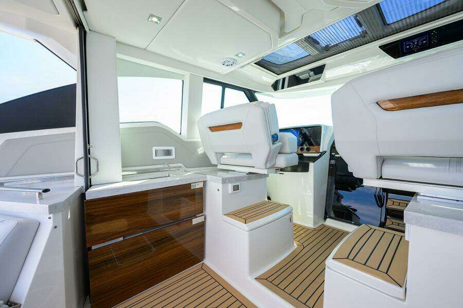 Tiara 43 Mid Cockpit 