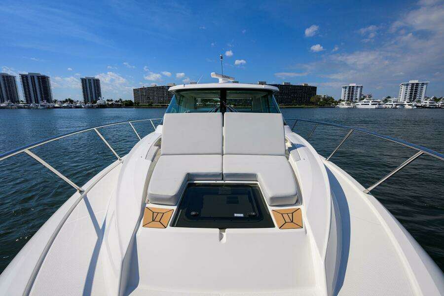 Tiara 43 - Bow Seating