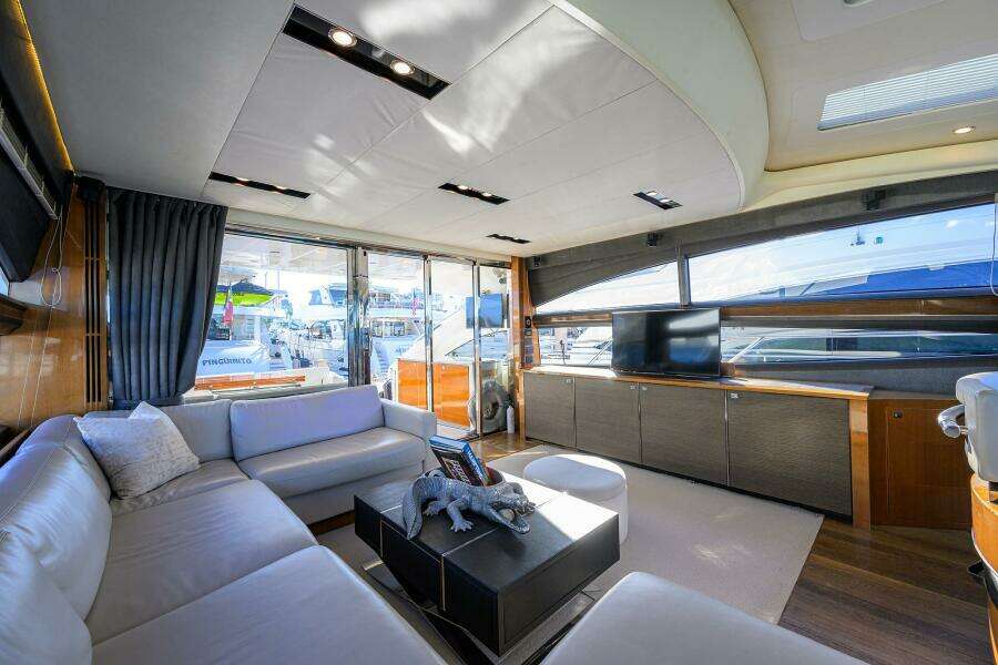 Princess 72 Joint Credit II - Interior Salon