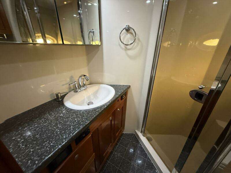 2007 Cruisers Yachts 560 Express