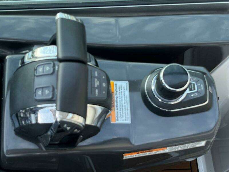 2018 Monterey 335 Sport Yacht