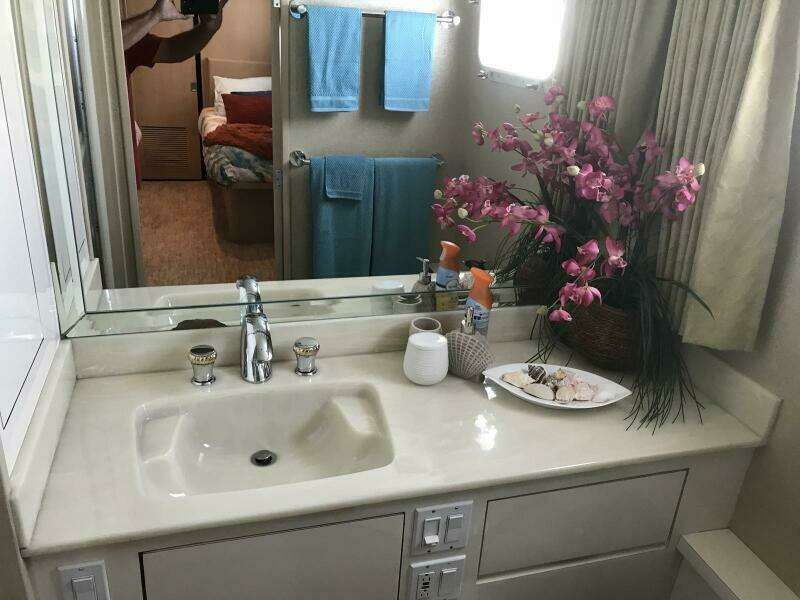 Starboard Twin Cabin Head