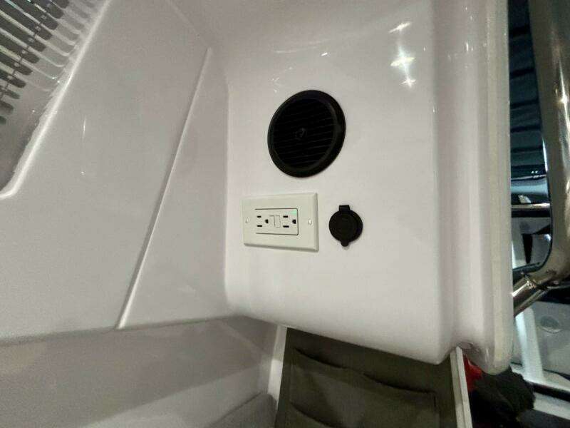 2024 Axopar 37 XC Cross Cabin