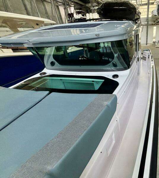 2024 Axopar 37 XC Cross Cabin