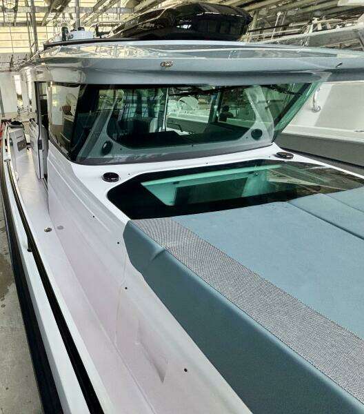 2024 Axopar 37 XC Cross Cabin