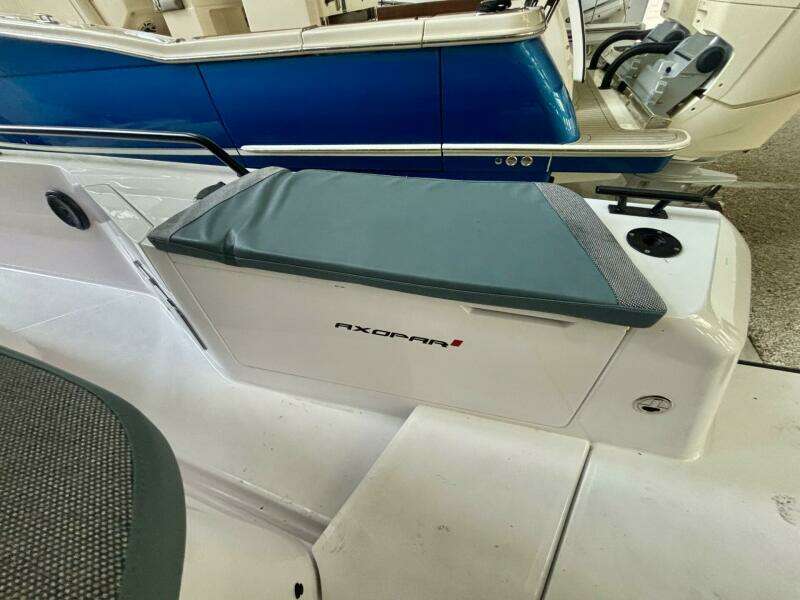 2024 Axopar 37 XC Cross Cabin