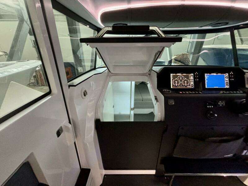 2024 Axopar 37 XC Cross Cabin