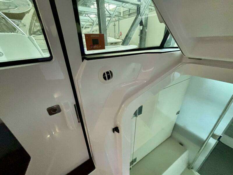 2024 Axopar 37 XC Cross Cabin