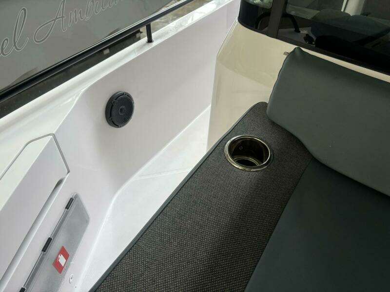 2024 Axopar 37 XC Cross Cabin