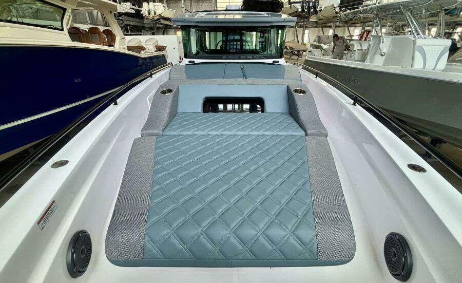 2024 Axopar 37 XC Cross Cabin