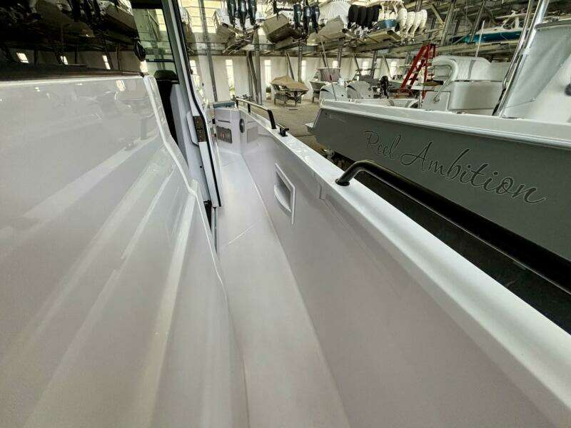 2024 Axopar 37 XC Cross Cabin