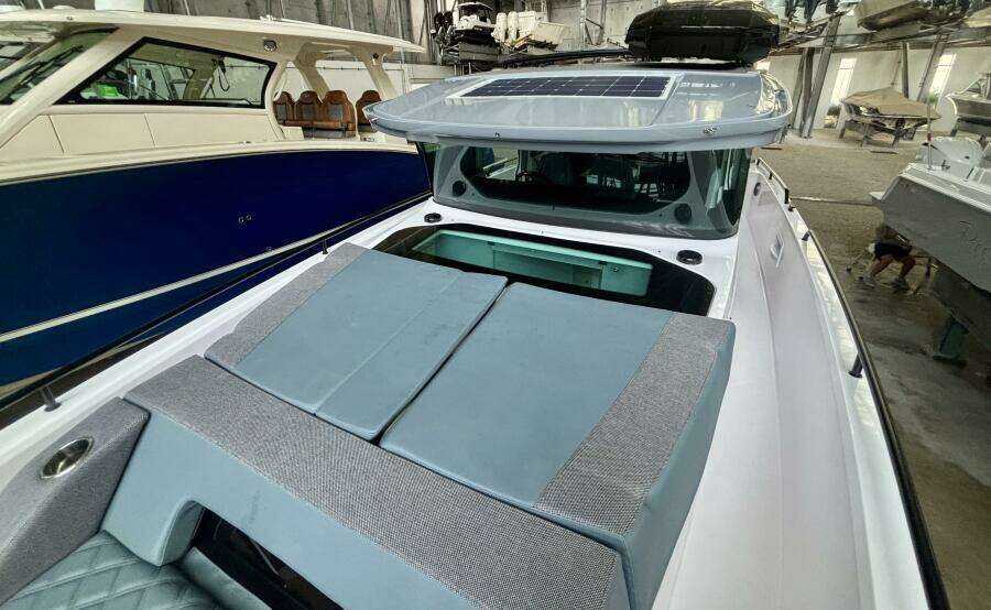 2024 Axopar 37 XC Cross Cabin