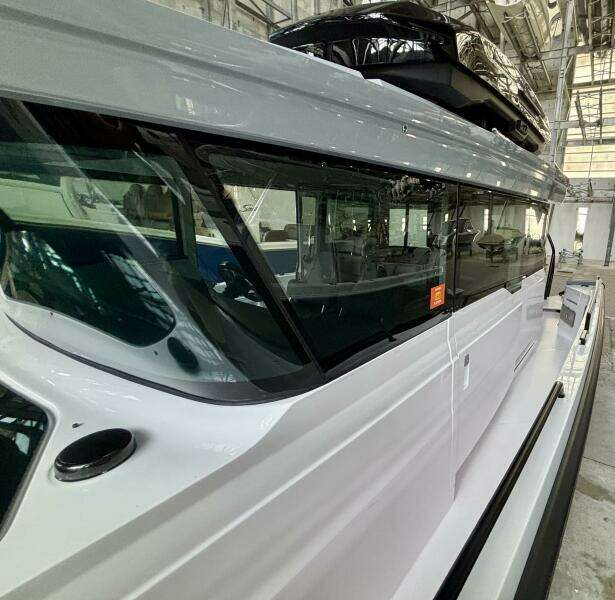 2024 Axopar 37 XC Cross Cabin