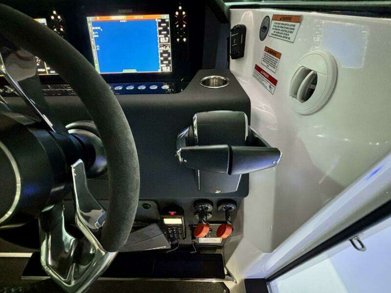 2024 Axopar 37 XC Cross Cabin