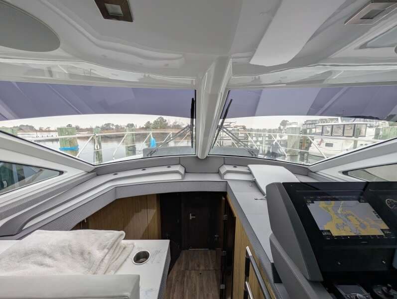 2022 Cruisers Yachts 54 Cantius