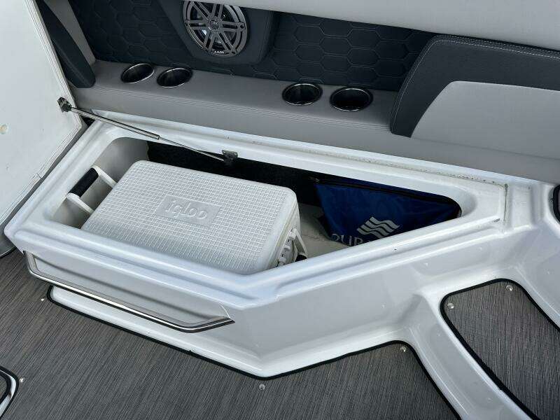 2022 Four Winns HD8 OB