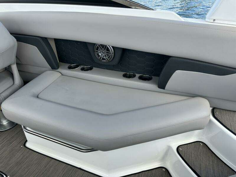 2022 Four Winns HD8 OB