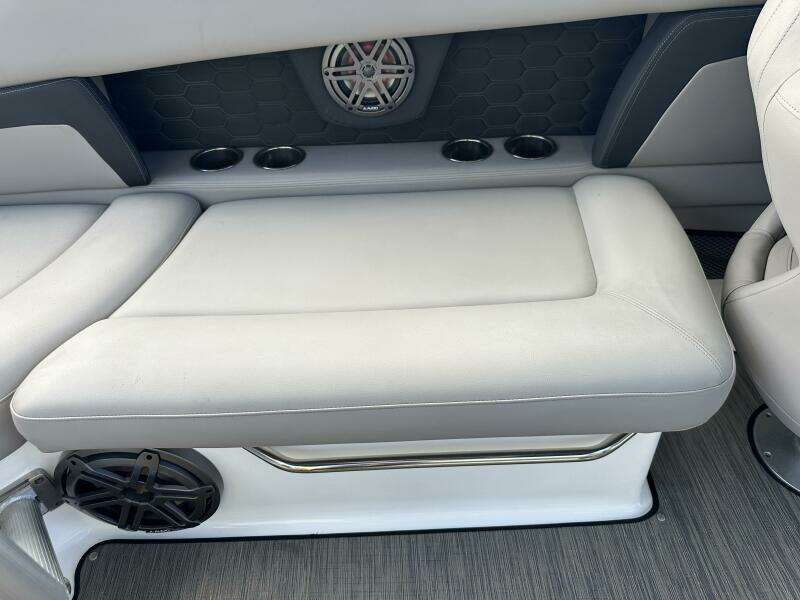 2022 Four Winns HD8 OB