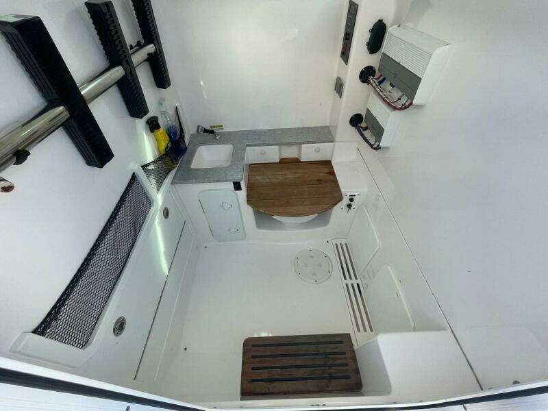 Everglades 335 Center Console -