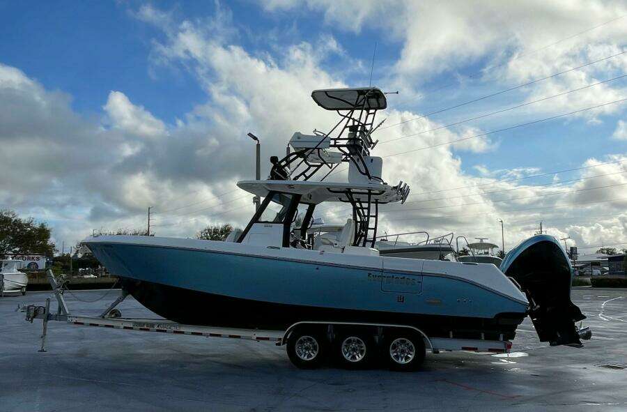 Everglades 335 Center Console -