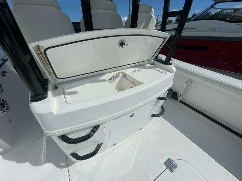 Everglades 335 Center Console -