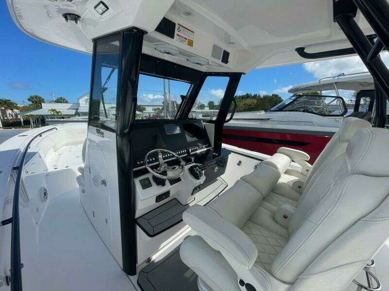 Everglades 335 Center Console -