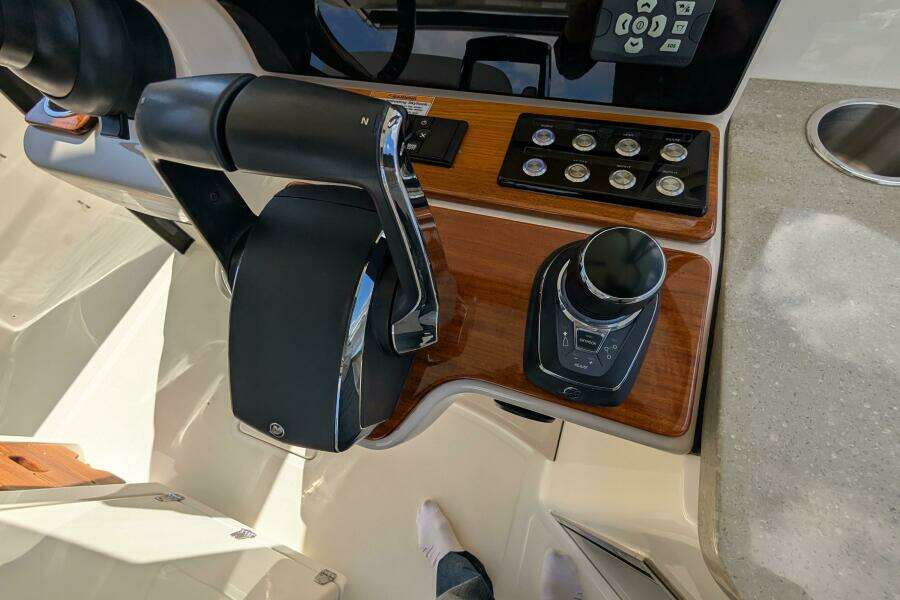 2024 Boston Whaler 350 Realm