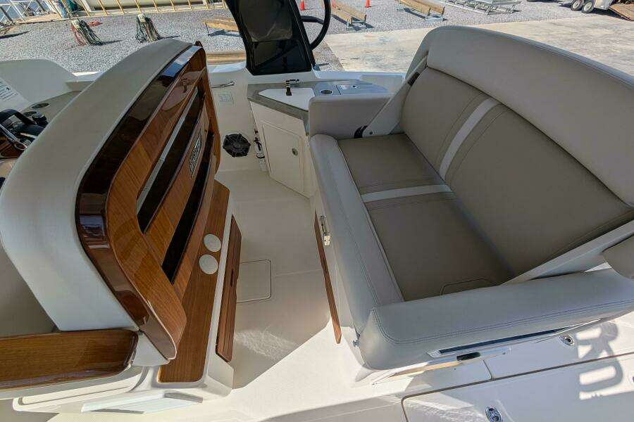 2024 Boston Whaler 350 Realm
