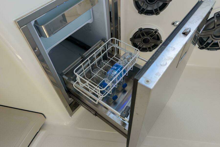 2024 Boston Whaler 350 Realm