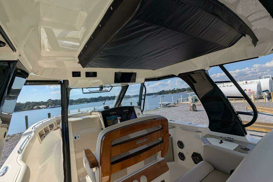 2024 Boston Whaler 350 Realm