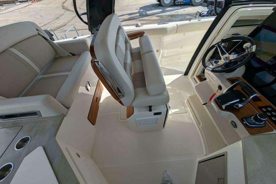 2024 Boston Whaler 350 Realm
