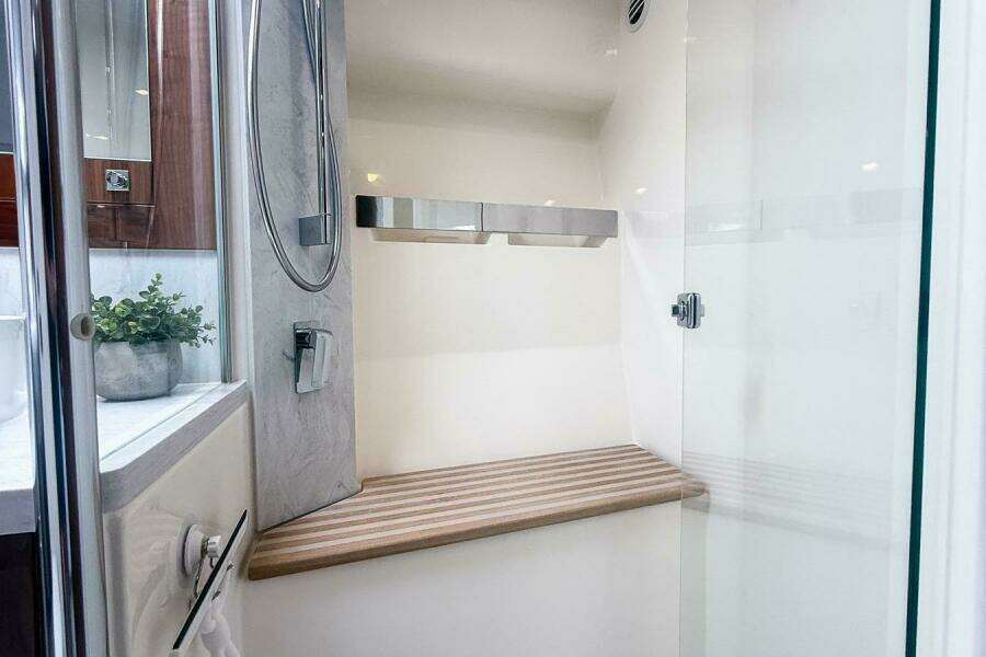 2021 Riviera 5400 Sport Yacht Platinum Edition