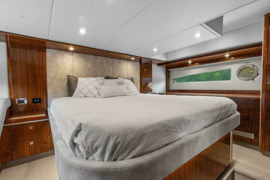 2021 Riviera 5400 Sport Yacht Platinum Edition