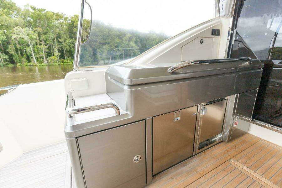 2021 Riviera 5400 Sport Yacht Platinum Edition