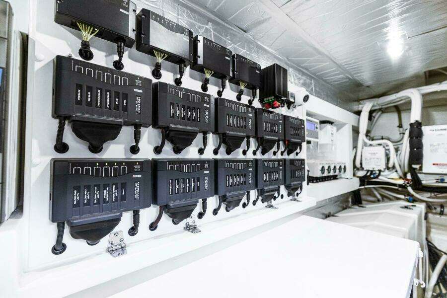 2021 Riviera 5400 Sport Yacht Platinum Edition