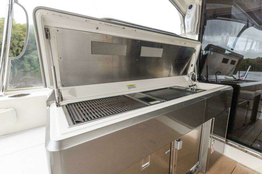 2021 Riviera 5400 Sport Yacht Platinum Edition