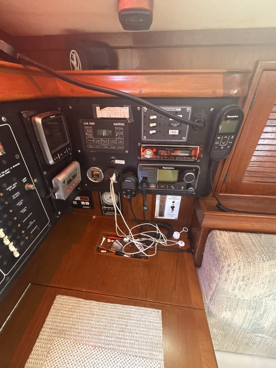 1995 Island Packet 37