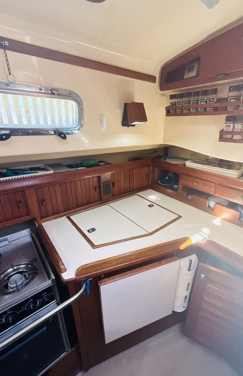 1995 Island Packet 37